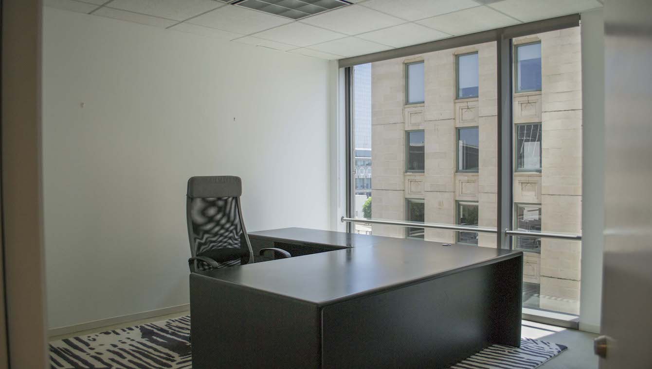 us-bank-tower-suite-830-024