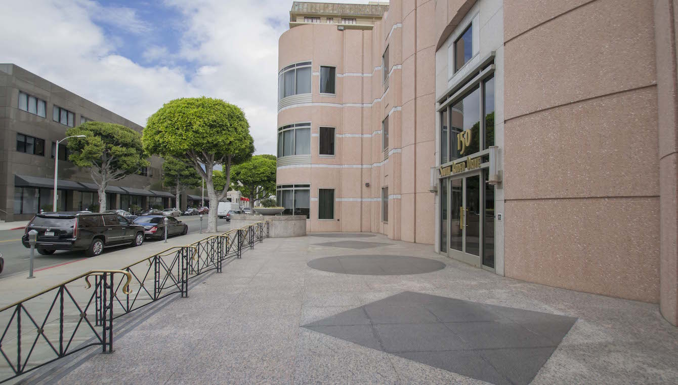 150-south-rodeo-drive-plaza-06