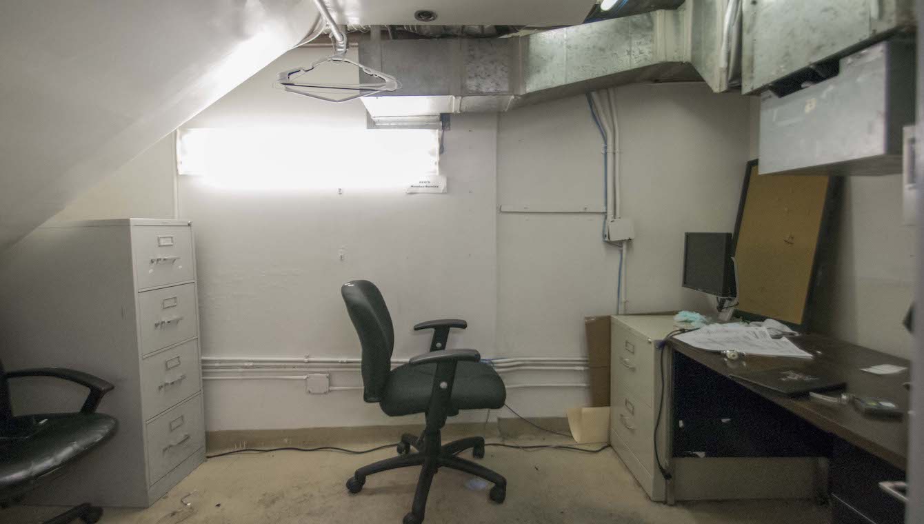 vacant-restaurant-pinot-basement-office-004
