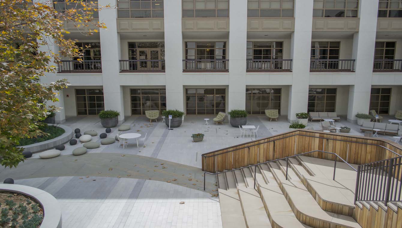 the-park-calabasas-main-building-courtyard-003