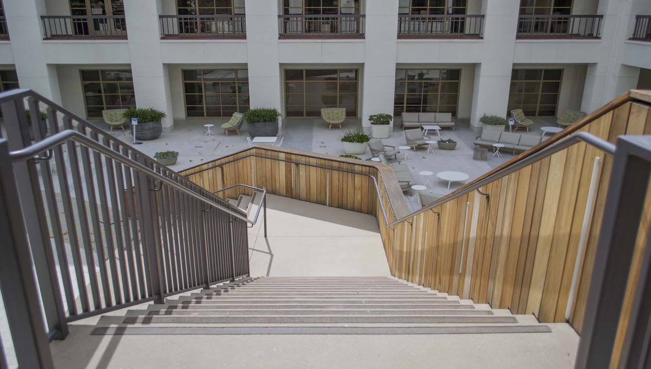 the-park-calabasas-main-building-courtyard-006